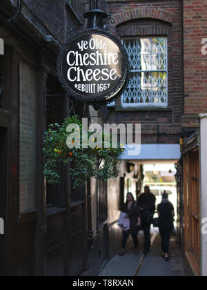 Londra /UK - 15 Maggio 2019: Il segno del Ye Olde Cheshire Cheese public house. Foto Stock