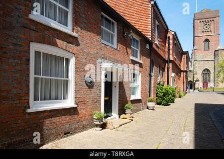 La strada di ciottoli di Lombard Street nel centro di Petworth nel primo pomeriggio a metà maggio. West Sussex, in Inghilterra, Regno Unito Foto Stock