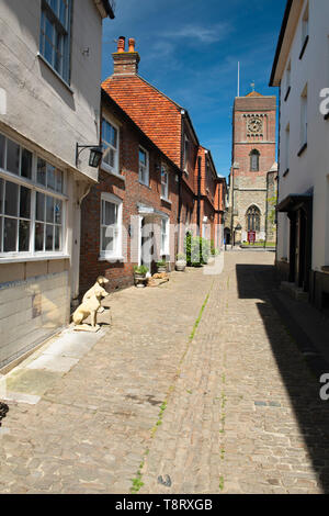 La strada di ciottoli di Lombard Street nel centro di Petworth nel primo pomeriggio a metà maggio. West Sussex, in Inghilterra, Regno Unito Foto Stock