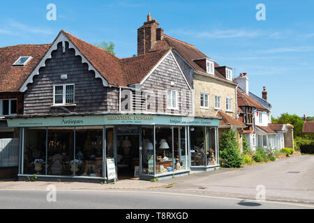 Nel primo pomeriggio a metà maggio in città mercato di Petworth, West Sussex, in Inghilterra, Regno Unito Foto Stock