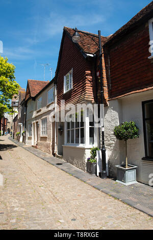 La strada di ciottoli di Lombard Street nel centro di Petworth nel primo pomeriggio a metà maggio. West Sussex, in Inghilterra, Regno Unito Foto Stock