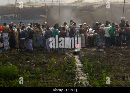 I devoti la balneazione in corrispondenza di un angolo del Biswa Ijtema locali sulla banca del fiume Turag a Tongi in Gazipur. Biswa Ijtema la seconda più grande congregazione Foto Stock