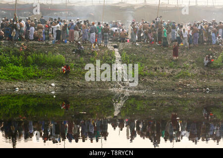 I devoti la balneazione in corrispondenza di un angolo del Biswa Ijtema locali sulla banca del fiume Turag a Tongi in Gazipur. Biswa Ijtema la seconda più grande congregazione Foto Stock