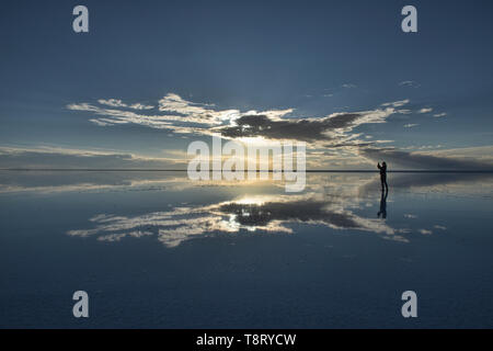 Il più grande del mondo di specchio, Tramonto sulle saline del Salar de Uyuni, Bolivia Foto Stock
