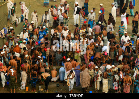 I devoti la balneazione in corrispondenza di un angolo del Biswa Ijtema locali sulla banca del fiume Turag a Tongi in Gazipur. Biswa Ijtema la seconda più grande congregazione Foto Stock