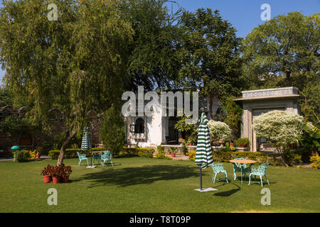 Giardino con area ricreativa nel City Palace di Udaipur Foto Stock