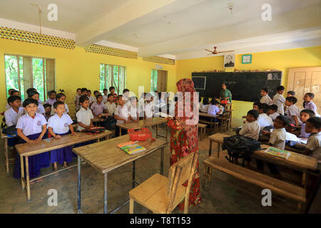 Bengalese scuola primaria gli studenti nelle loro classi. Narsingdi, Bangladesh Foto Stock