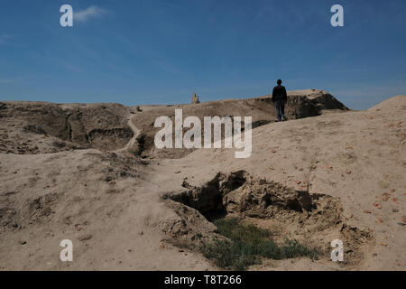 Resti dell'antica fortezza di Gyaur-Kala a volte chiamata Gyaur Kala Uvays Sultan Dag costruito circa nel IV secolo AC Che il suo obiettivo era quello di proteggere e controllare l'Amu Darya, che attraversava la frontiera meridionale Del regno di Khorezm situato nella Repubblica autonoma di Karakalpakstan In Uzbekistan Foto Stock