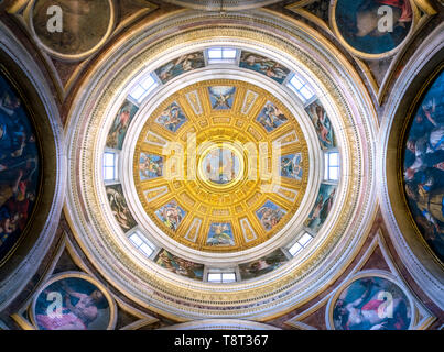 La bellissima Cappella Chigi progettata da Raffaello, nella Basilica di Santa Maria del Popolo a Roma, Italia. Foto Stock