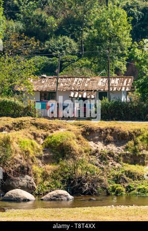 Vista verticale di una piccola casa in corrispondenza di una stazione di collina in Munnar, India. Foto Stock