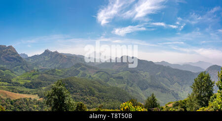 Orizzontale vista panoramica attraverso il Kanan Devan colline in Munnar, India. Foto Stock