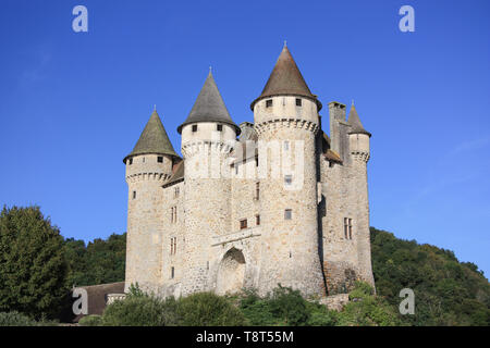 Castello del XIII secolo de Val al tramonto, Lanobre, Cantal, Haute-Auvergne, la Francia con i suoi 6 machicolated torri e torrette pepperpot Foto Stock