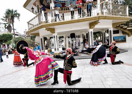 Messicani in costume ballerini eseguono il tradizionale Jarabe Tapatío folk dance nella piazza centrale di Israele Tellez Park di Papantla, Veracruz, Messico. Foto Stock