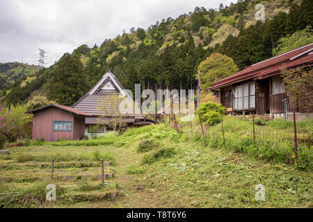 Ripido tetto spiovente sul agriturismo nelle montagne Giapponesi Foto Stock