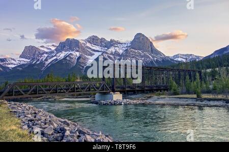 Storico Engine Bridge Steel Truss Pedestrian Footbridge Bow River Canmore Alberta Snowy Rocky Mountain Peaks Landscape Banff National Park Canada Foto Stock