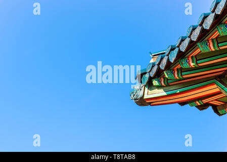 Close up di dettaglio di un tradizionale tetto coreano (colorato decorato ornamento per antico palazzo coreano), Seul, Corea del Sud Foto Stock