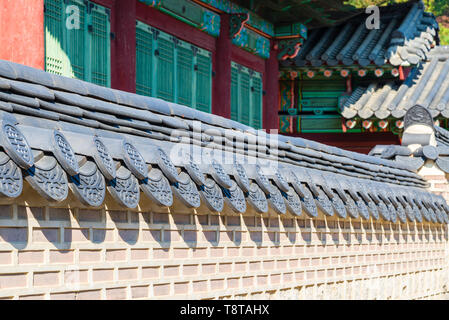 Il coreano tradizionale muro di mattoni e ceramica nera con tetto tradizionale edificio della Corea a Seul, Corea del Sud Foto Stock