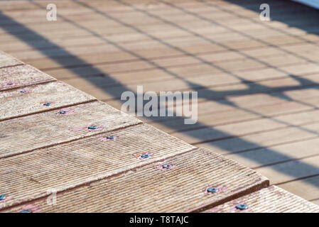 Panca in legno con pavimento di legno sfondo, Close up Foto Stock