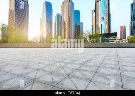 Shanghai moderni edifici di uffici commerciali e quadrato vuoto piano Foto Stock