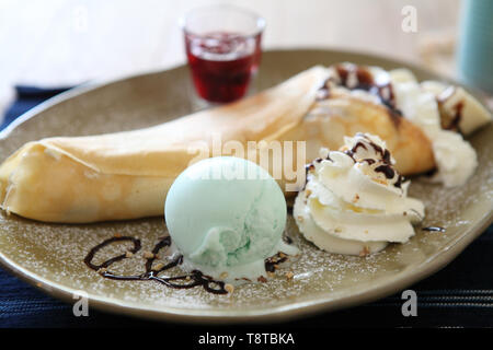 Crêpe con gelato Foto Stock