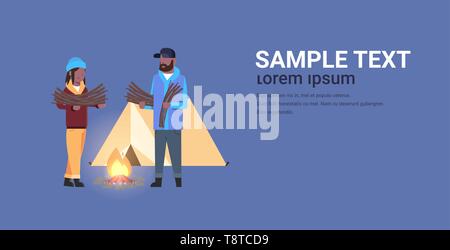 Giovane turista escursionisti holding di legna da ardere african american uomo donna organizzando fire camp con tela tenda e falò escursionismo camping concept Illustrazione Vettoriale