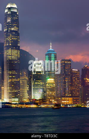 Victoria Harbour al tramonto, Hong Kong SAR, Cina Foto Stock