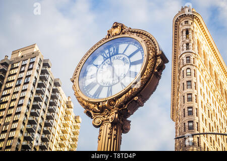 L'iconico orologio in oro di Flatiron Building in Midtown Manhattan su un bel cielo azzurro in NYC Foto Stock