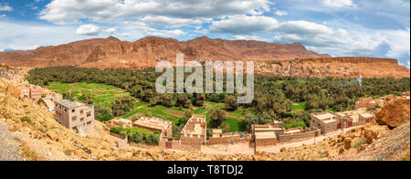 Villaggio berbero su Dades Valley, Tinghir regione, Marocco, Africa del Nord Foto Stock
