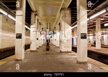 Vuoto New York City metropolitana piattaforme a Chambers Street Station Foto Stock