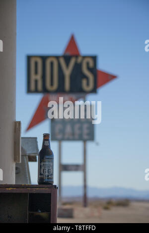 Amboy, Route 66, California USA ottobre 2013: Vista sul Roy's café motel e stazione di servizio, che è un esempio di architettura Googie. Foto Stock