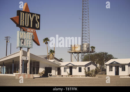 Roy's Cafe, motel e stazione di gas, situato in Amboy, California, il classico percorso 66, un esempio di architettura googie Foto Stock