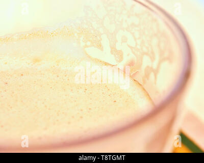 Schiuma di latte di un caffè latte in un bicchiere in close-up, molto luminose, molto morbide, anche background e texture. Foto Stock