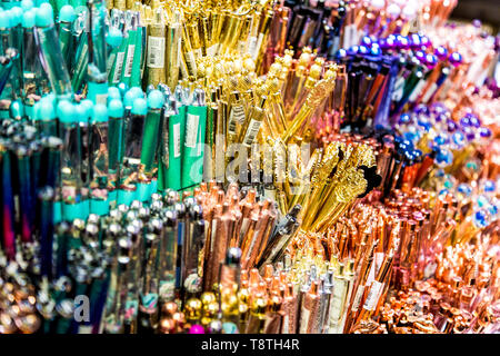 Visualizzazione di penne ad un negozio (errore di battitura, Westfield Stratford, Londra, Regno Unito) Foto Stock