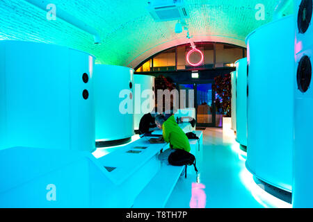 Interno del Otherworld Virtual Reality Arcade e bar, London, Regno Unito Foto Stock