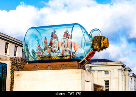 Replica di Nelson's HMS Victory in una bottiglia da Yinka Shonibare, Greenwich, London, Regno Unito Foto Stock