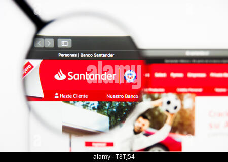 Richmond, Virginia, Stati Uniti d'America - 9 Maggio 2019: Editoriale illustrativa di Santander website homepage. Il logo di Santander visibile sullo schermo. Foto Stock