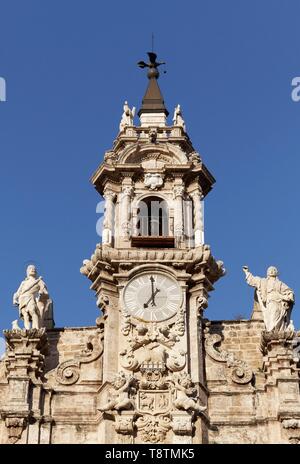 Facciata barocca e la torre della chiesa Real Iglesia de los Santos Juanes, Ciutat Vella, Città Vecchia, Valencia, Spagna Foto Stock