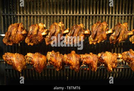 Ham garretti su spiedino nel grill, Inn Haxnbauer, Monaco di Baviera, Germania Foto Stock