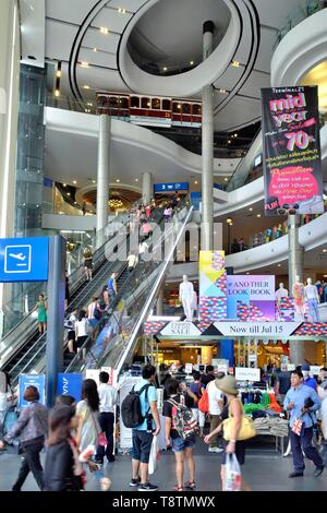 Shopping Mall il morsetto 21, vista interna, Sukhumvit Road, Bangkok, Thailandia Foto Stock