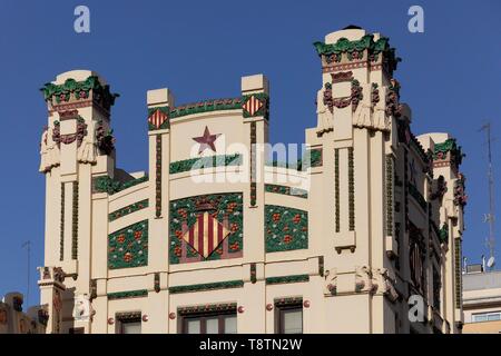 Facciata decorata con decorazioni in ceramica, Stazione Centrale, Estacio del Nord, Modernismo Valencia, Valencia, Spagna Foto Stock