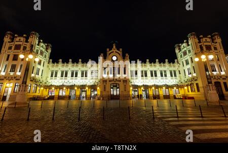 Stazione centrale, Estacio del Nord, notte illuminata, Modernismo Valencia, Valencia, Spagna Foto Stock