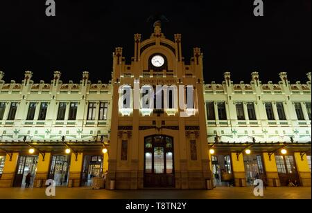 Stazione centrale, Estacio del Nord, notte illuminata, Modernismo Valencia, Valencia, Spagna Foto Stock