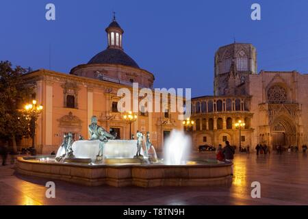 Plaza de la Mare de Deu, anche la Plaza de la Virgen con fontana di Turia, Basilica e Cattedrale di Valencia, di notte, illuminato, Valencia, Spagna Foto Stock