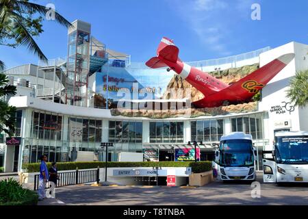 Il piano si è schiantato sulla facciata, Ripley's World, Royal Garden Plaza, Pattaya, Thailandia Foto Stock