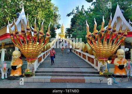 Golden statua del Buddha, sette capo-Naga su scale di Wat Phra Yai tempio, Pattaya, Chon Buri Provincia, Thailandia, Asia Foto Stock