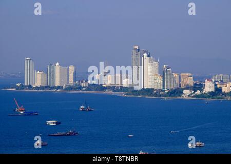 Vista sulla baia di Pattaya con grattacieli, distretto di Naklua, Pattaya, Chonburi, Thailandia Foto Stock