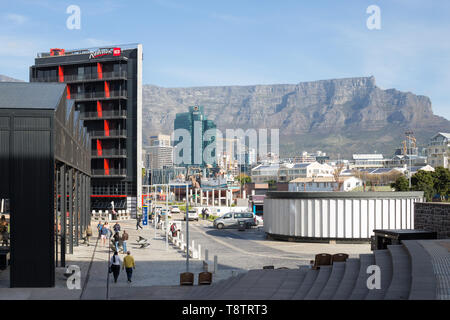 Radisson Hotel rossa e la Table Mountain Cape Town nel silo quartiere al V & A Waterfront e con un paesaggio urbano della città di edifici in background Foto Stock