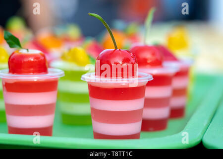 Gelatina di ciliegia con ciliegie per la vendita nel mercato di strada, Thailandia, close up Foto Stock