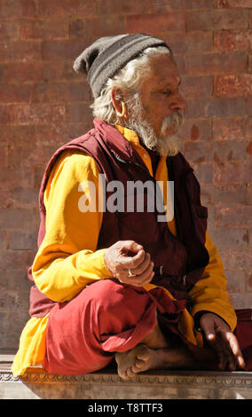 Sadhu indù (uomo santo) meditare in Durbar Square, Kathmandu, Nepal Foto Stock