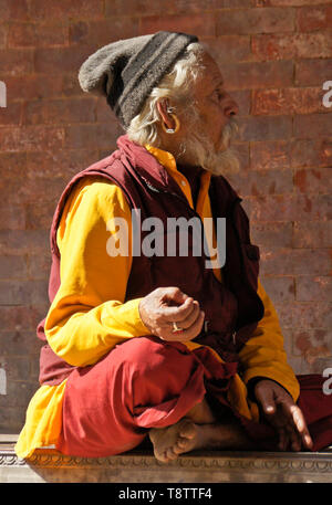 Sadhu indù (uomo santo) meditare in Durbar Square, Kathmandu, Nepal Foto Stock